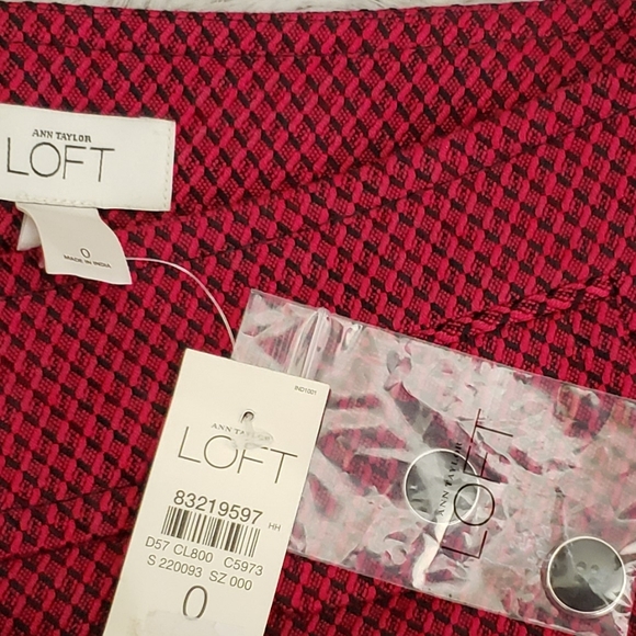 Loft Mini Skirt with pockets NWT built-in slip - Picture 2 of 9